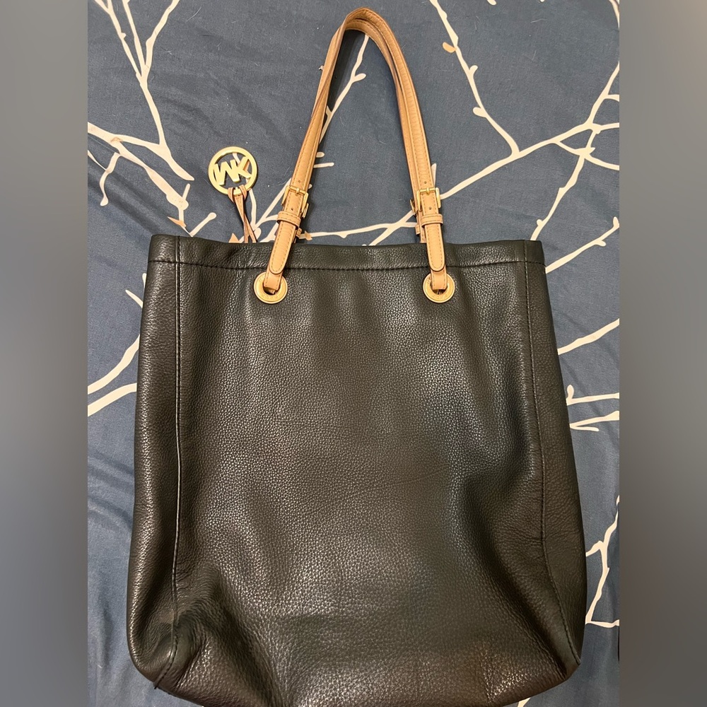 Michale Kors leather tote black please see all pictures - Picture 2 of 8